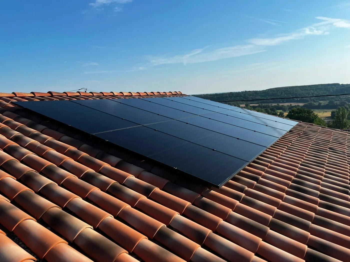 Installation de 12 panneaux solaires DualSun 6kWc avec micro-onduleurs Enphase sur une toiture résidentielle à Montauban (82).
