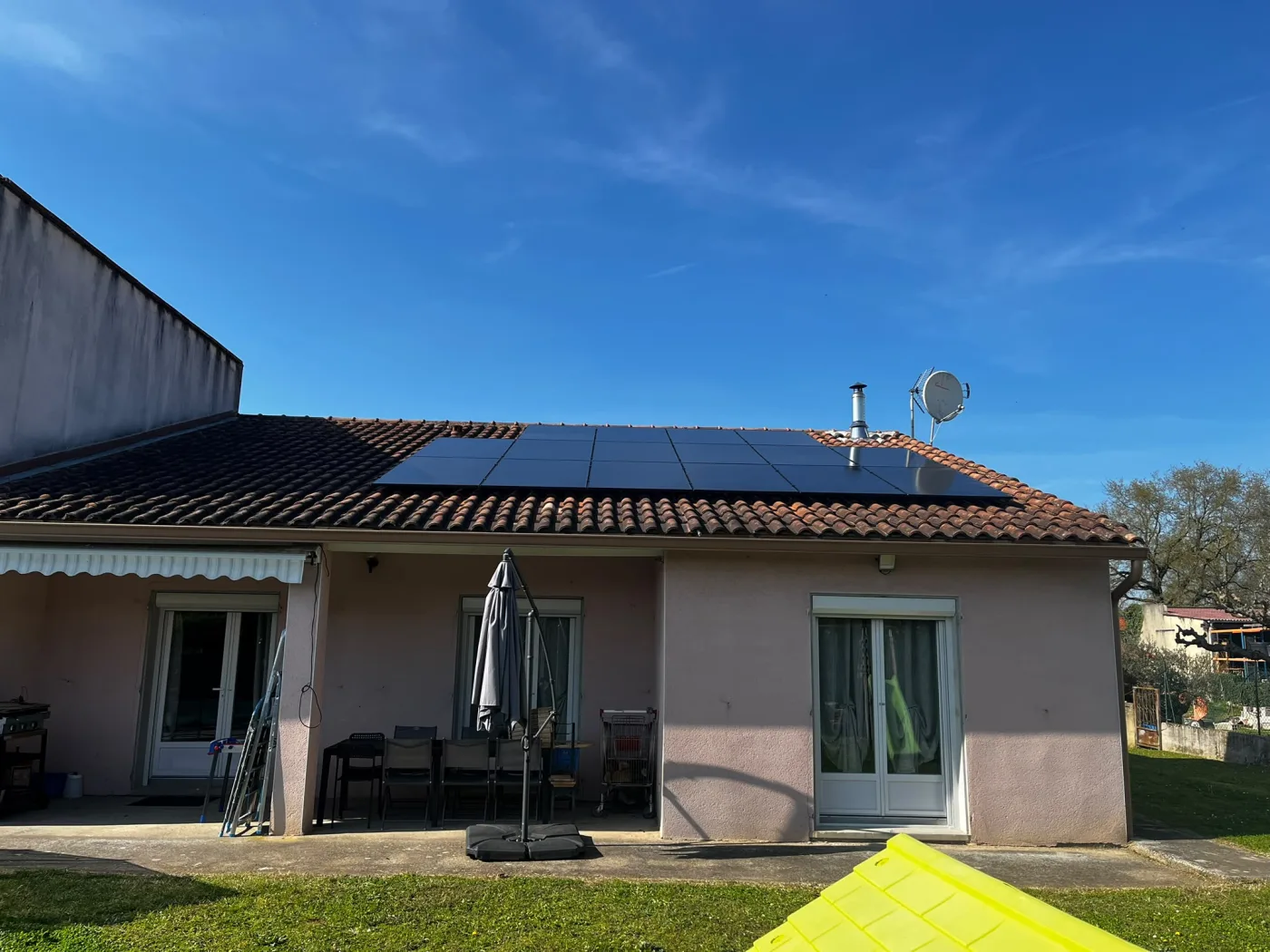 Installation de 20 panneaux solaires DualSun 8kWc avec batterie Enphase sur toiture à Montauban (82)