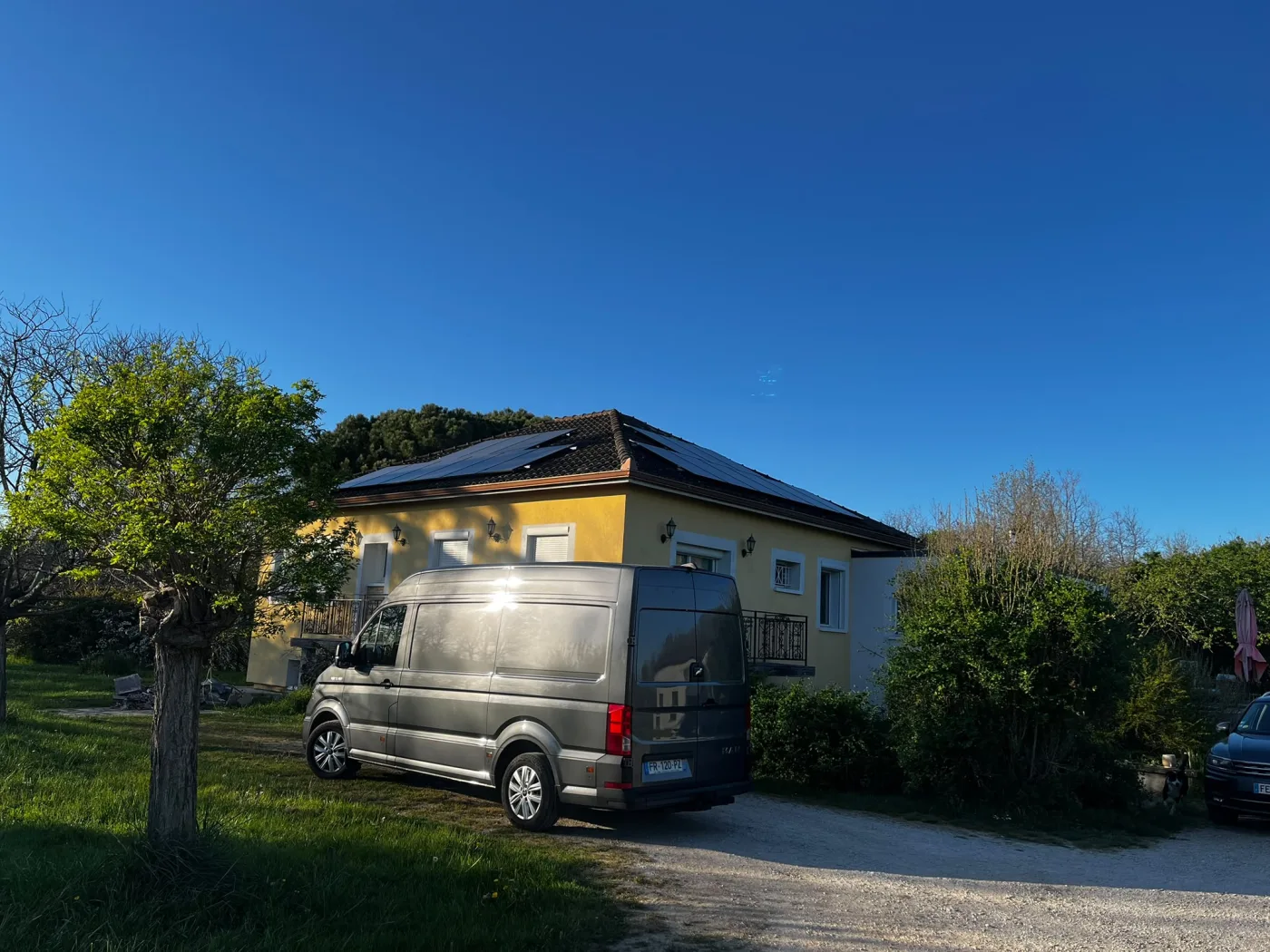 Installation de 18 panneaux solaires DMEGC de 9 kWc avec onduleur central sur une toiture résidentielle à Orgueil (82).